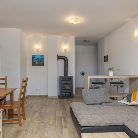 Amazing Apartment In Njivice With Kitchen Εξωτερικό φωτογραφία