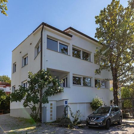 Amazing Apartment In Njivice With Kitchen Εξωτερικό φωτογραφία