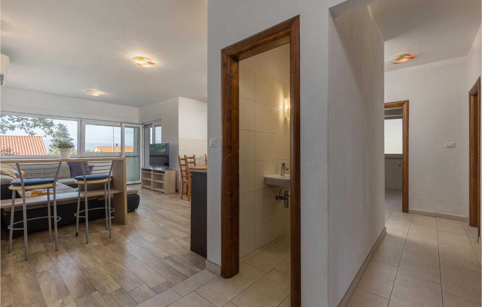 Amazing Apartment In Njivice With Kitchen Εξωτερικό φωτογραφία