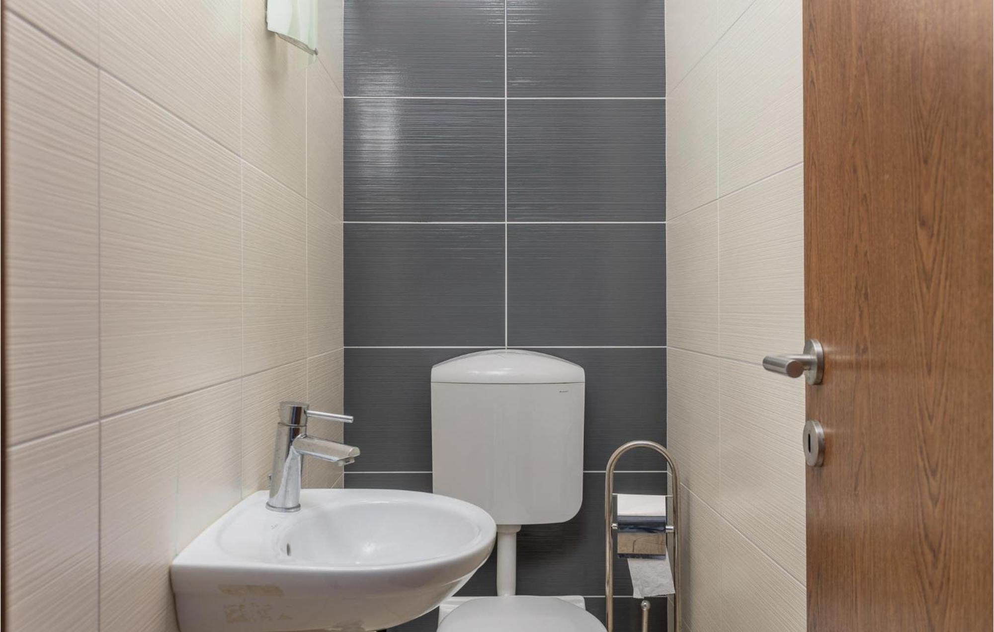 Amazing Apartment In Njivice With Kitchen Εξωτερικό φωτογραφία