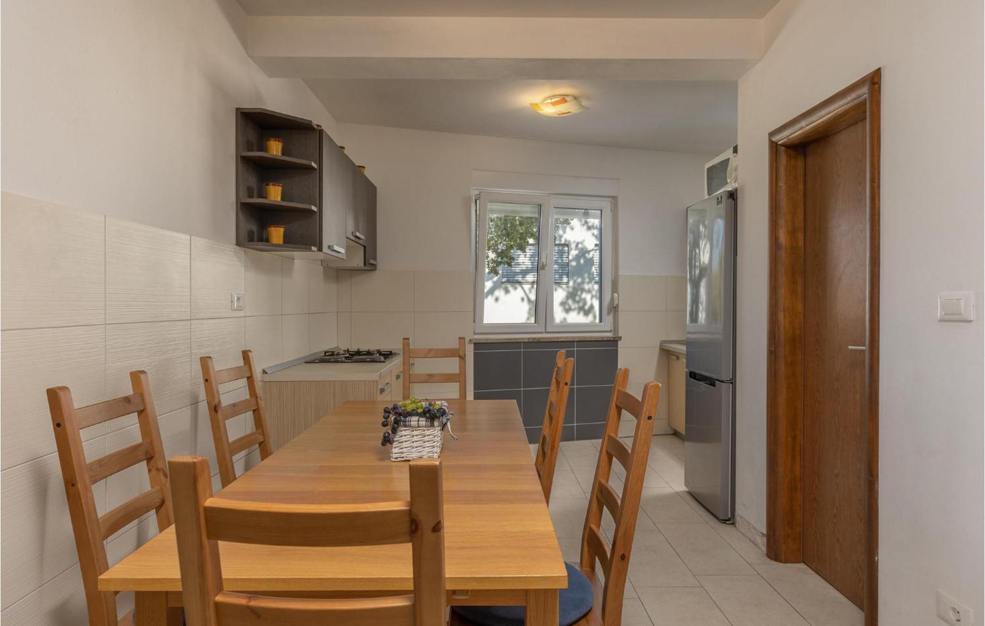 Amazing Apartment In Njivice With Kitchen Εξωτερικό φωτογραφία