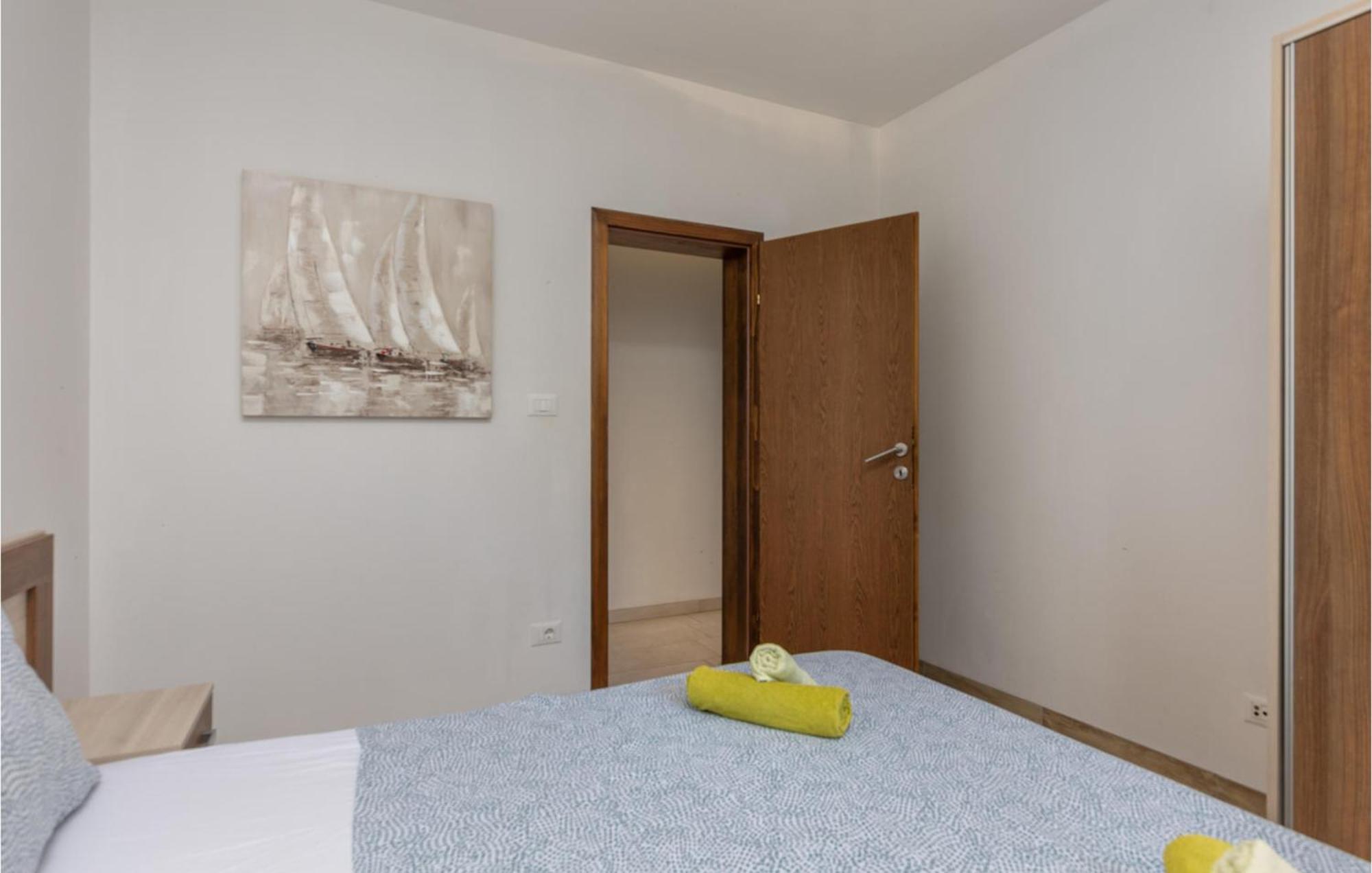 Amazing Apartment In Njivice With Kitchen Εξωτερικό φωτογραφία
