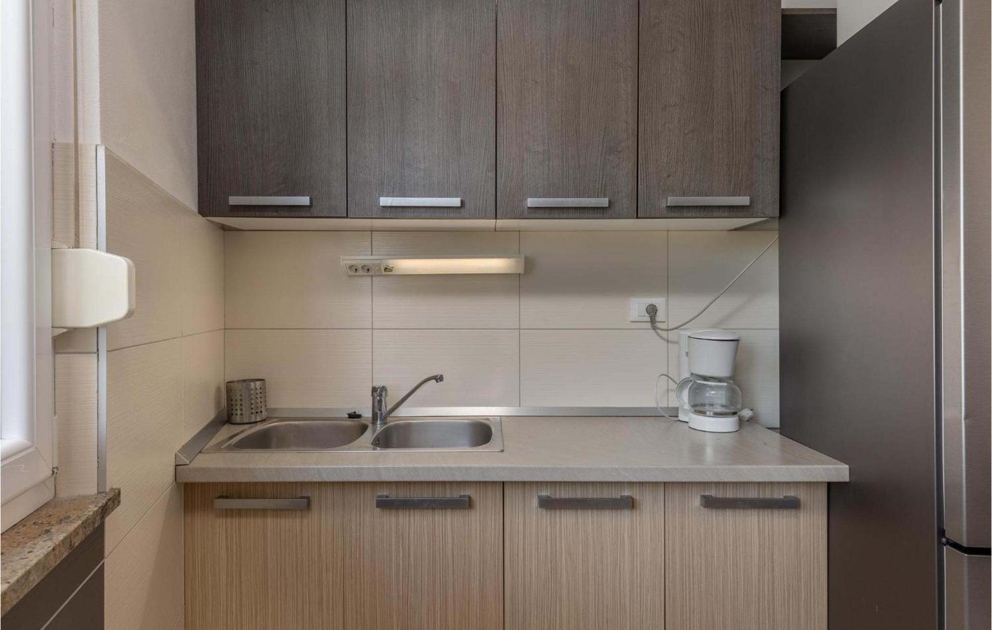 Amazing Apartment In Njivice With Kitchen Εξωτερικό φωτογραφία