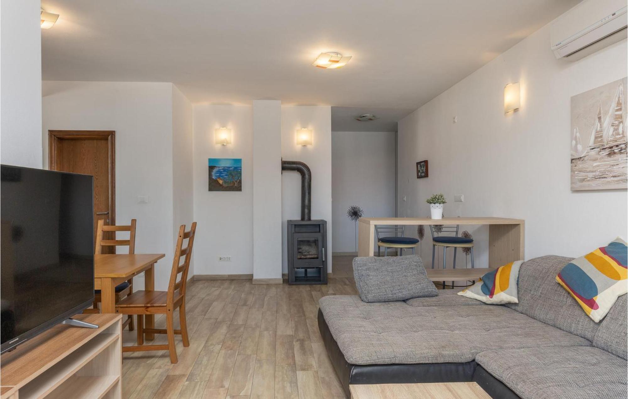 Amazing Apartment In Njivice With Kitchen Εξωτερικό φωτογραφία