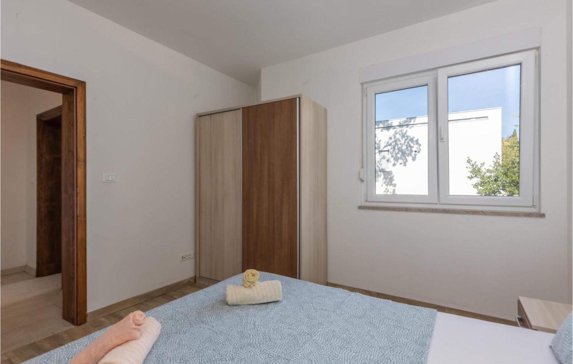 Amazing Apartment In Njivice With Kitchen Εξωτερικό φωτογραφία