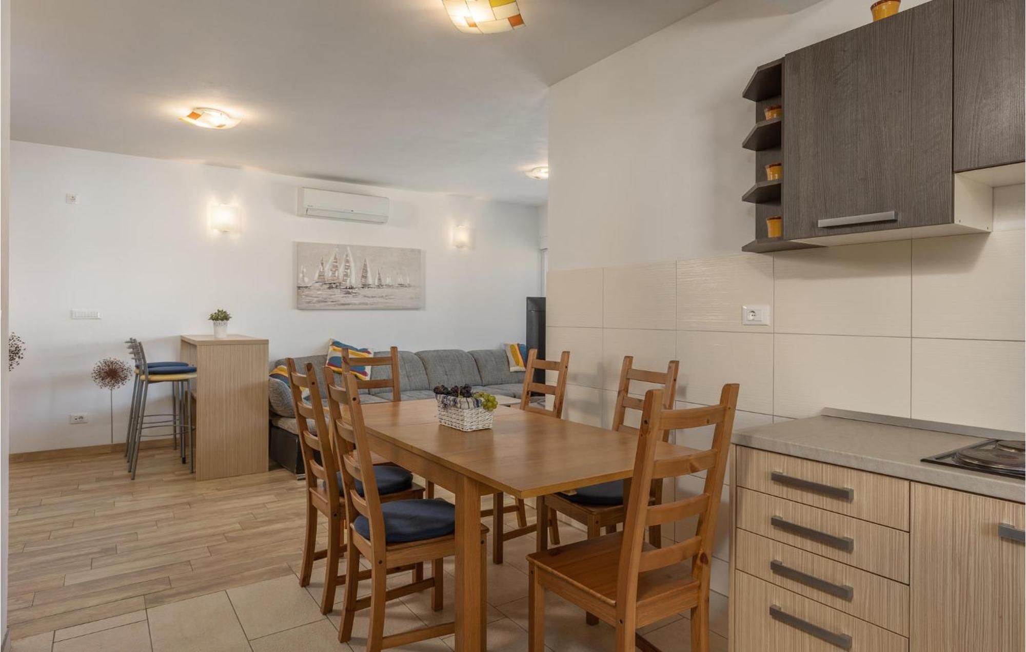 Amazing Apartment In Njivice With Kitchen Εξωτερικό φωτογραφία